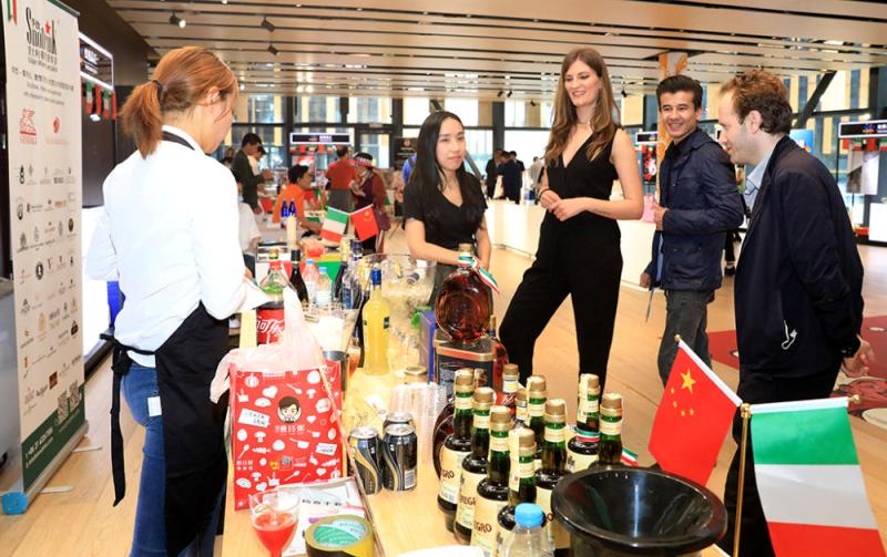 5 5.9【要闻】2020上海进口商品节之“进博好物,尽在大虹桥”合作签约仪式暨国别文化节“云游意大利”启动仪式举行3.jpg