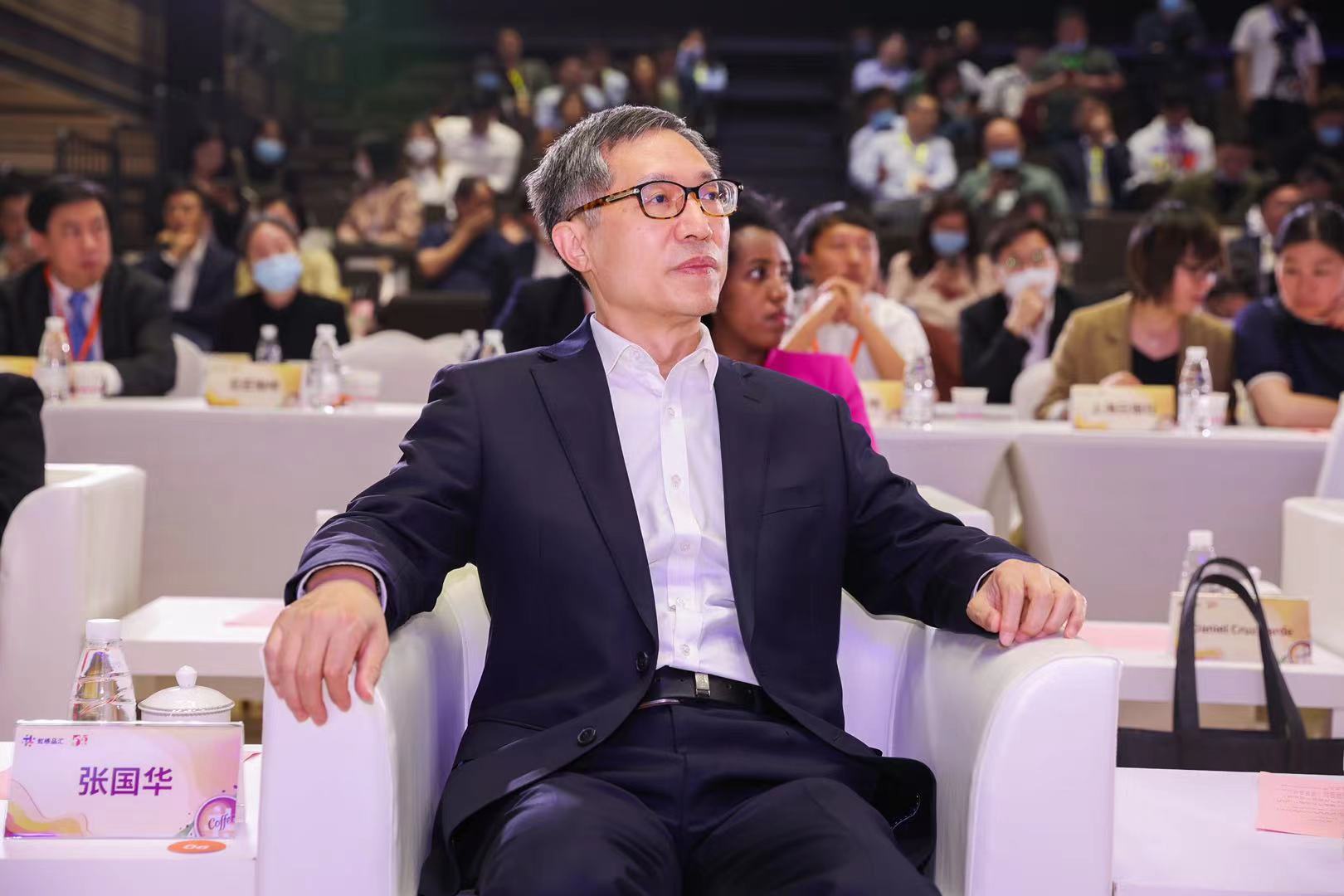 虹桥商务区管委会副主任闵师林,闵行区区长陈宇剑,市贸促会会长周敏浩