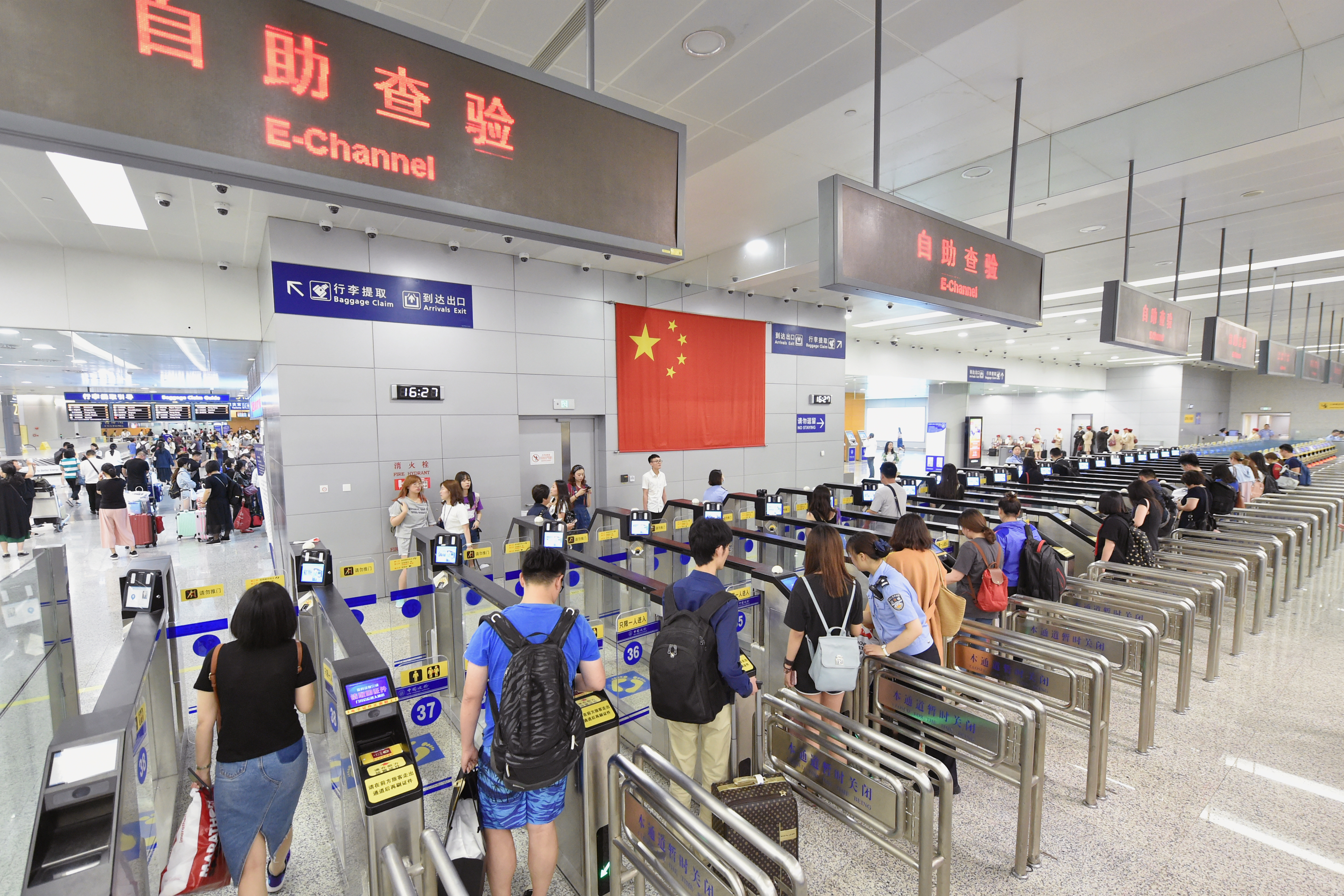 旅客使用自助通关办理边检手续